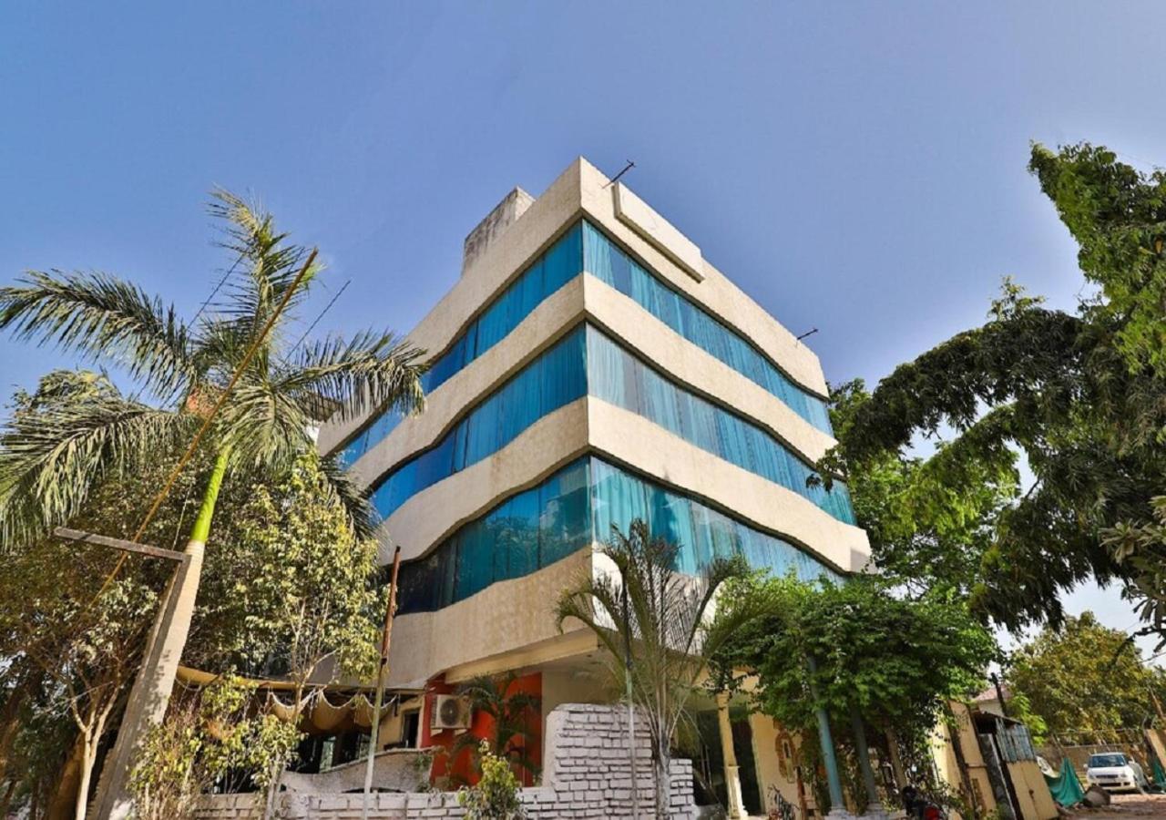 The Sky Imperial Hotel Yahvi Vadodara Extérieur photo