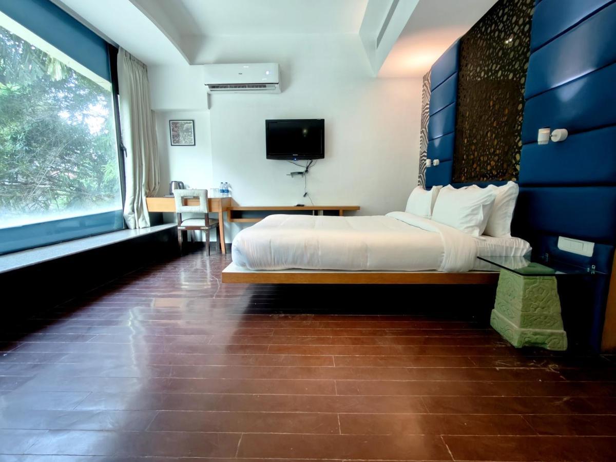 The Sky Imperial Hotel Yahvi Vadodara Extérieur photo