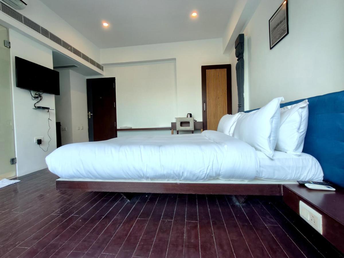 The Sky Imperial Hotel Yahvi Vadodara Extérieur photo