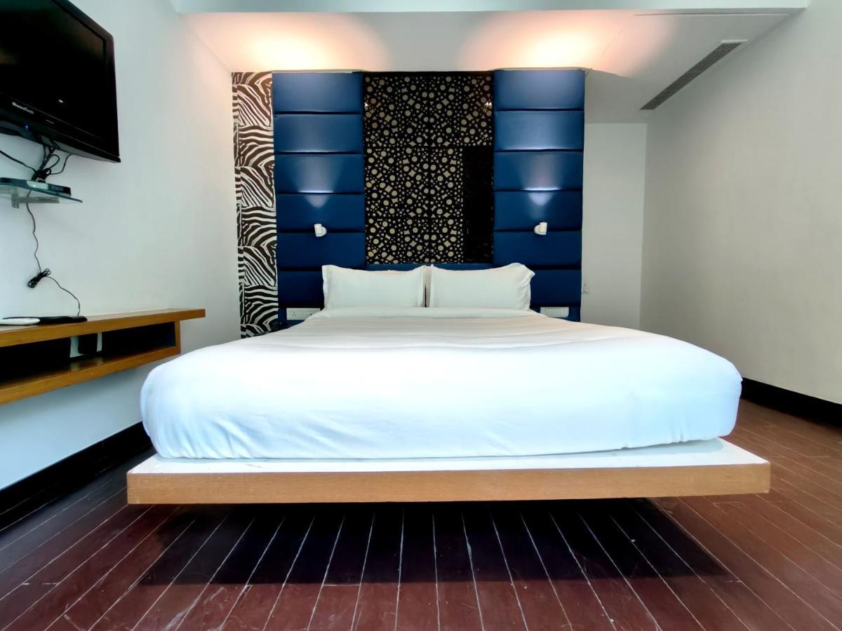 The Sky Imperial Hotel Yahvi Vadodara Extérieur photo