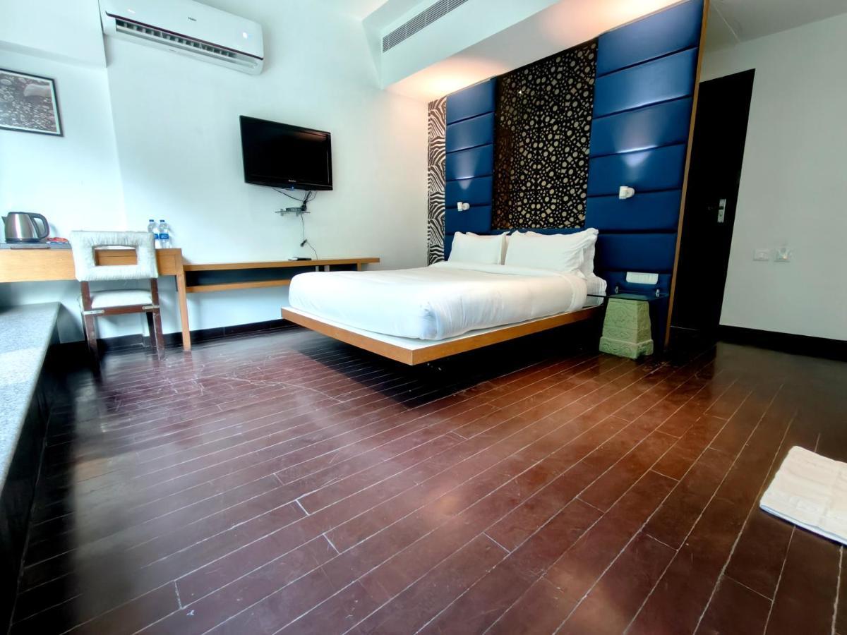 The Sky Imperial Hotel Yahvi Vadodara Extérieur photo