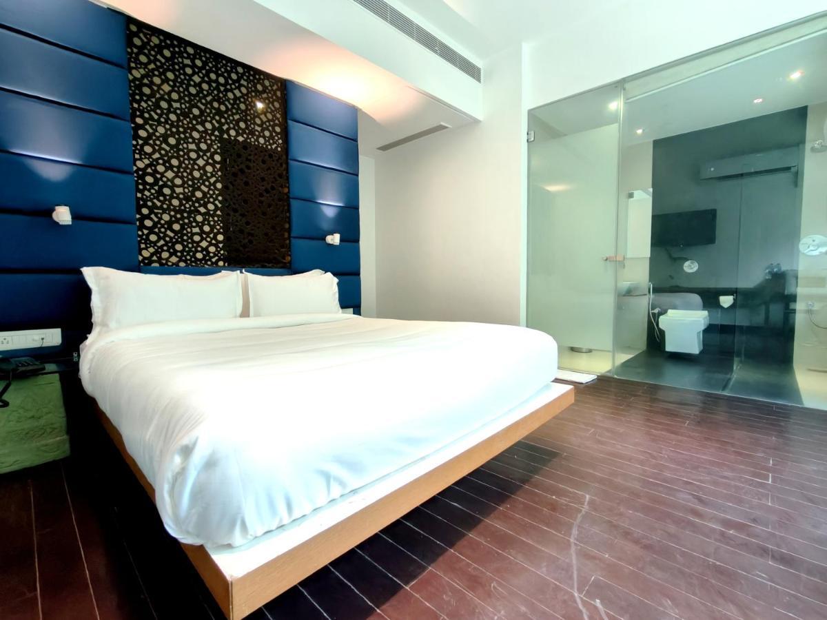 The Sky Imperial Hotel Yahvi Vadodara Extérieur photo