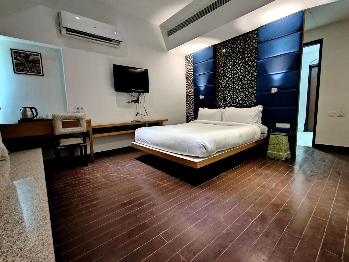 The Sky Imperial Hotel Yahvi Vadodara Extérieur photo