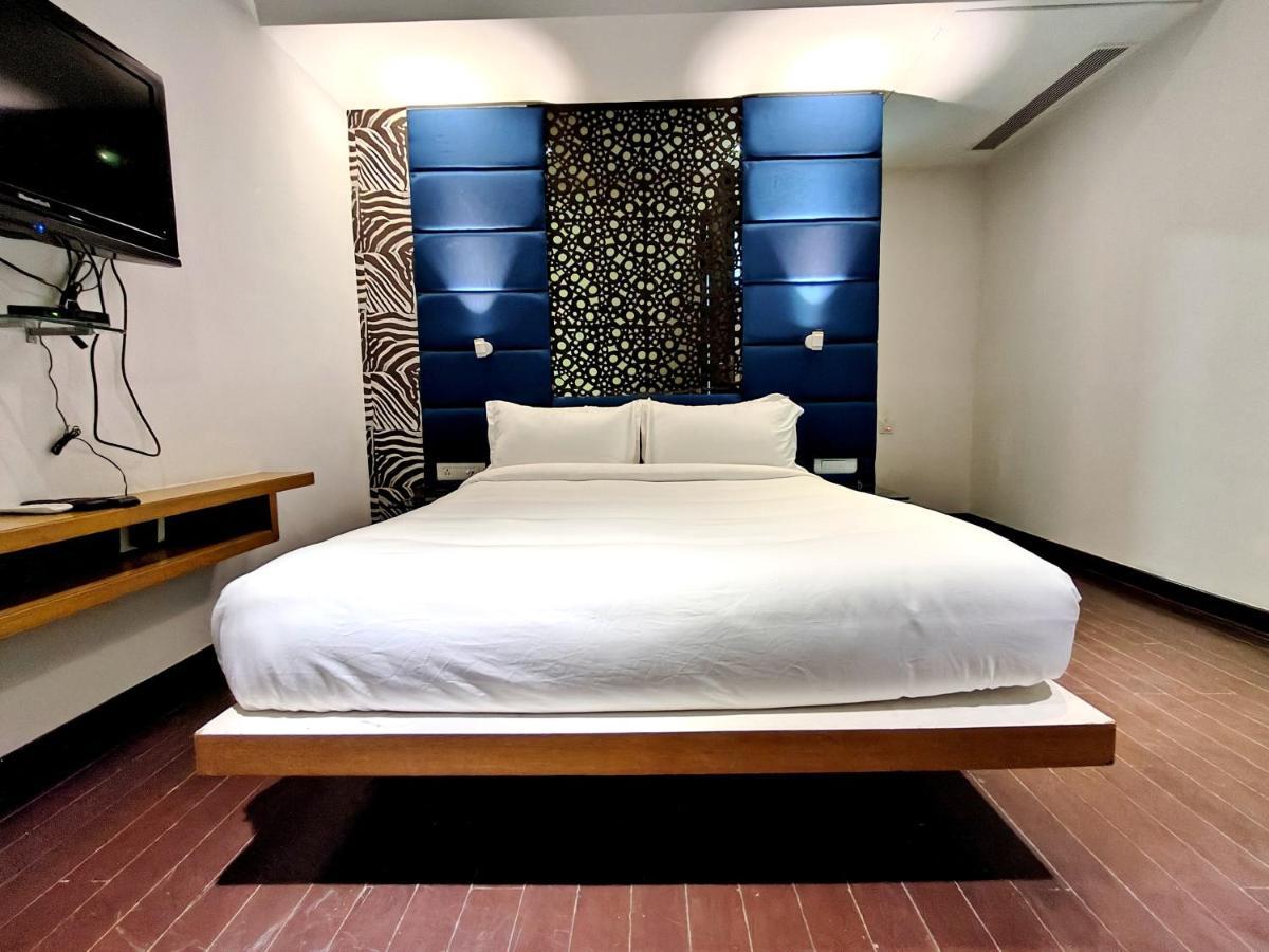 The Sky Imperial Hotel Yahvi Vadodara Extérieur photo
