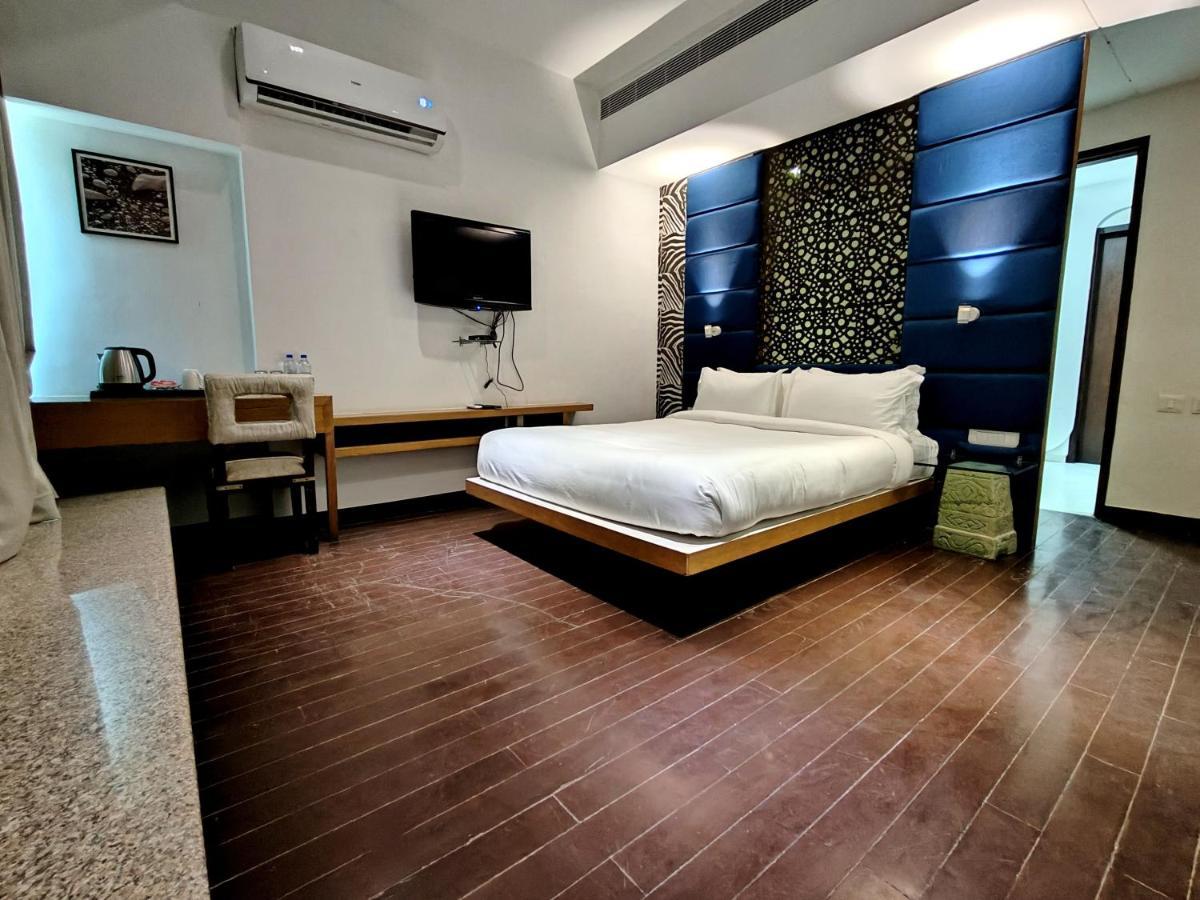The Sky Imperial Hotel Yahvi Vadodara Extérieur photo